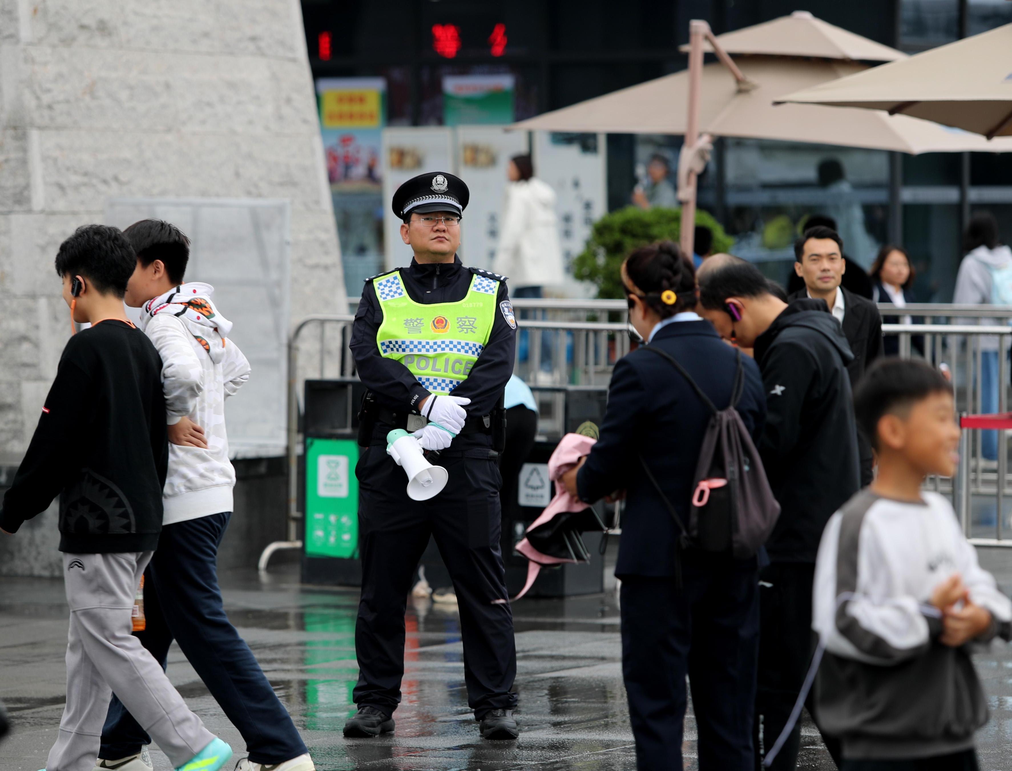 雨中守护市民游客假日安全