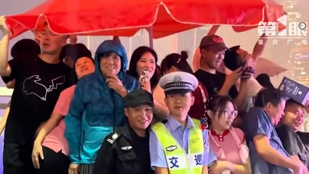 两把伞撑起同一片“烟火气”！重庆的“暖”从不缺席！