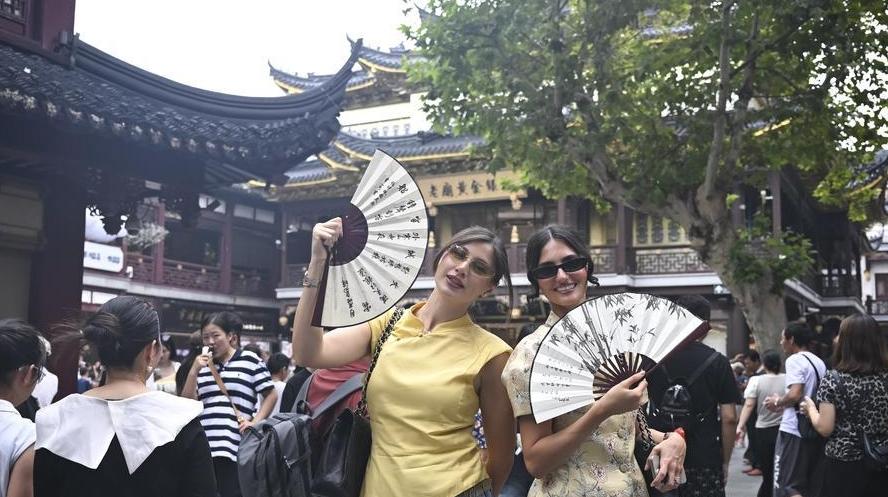 Economy&Life | Int'l visitors embrace Shanghai's diverse charms