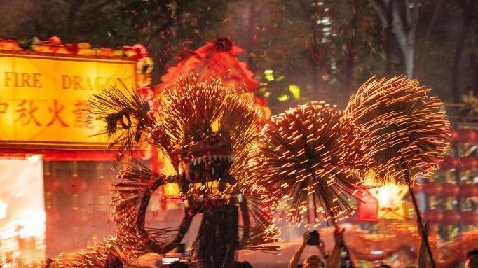 （寻味中华丨非遗）香港“大坑舞火龙”：“舞起来，就有无穷力量”
