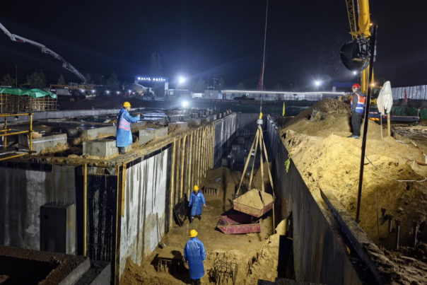 榆能供热人国庆冒雨抢建中继能源站