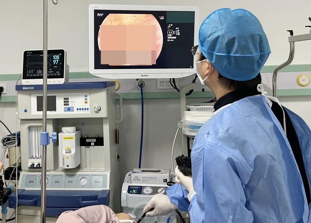 七旬老人吃饭误吞假牙卡喉消化内镜精准取出化险为夷