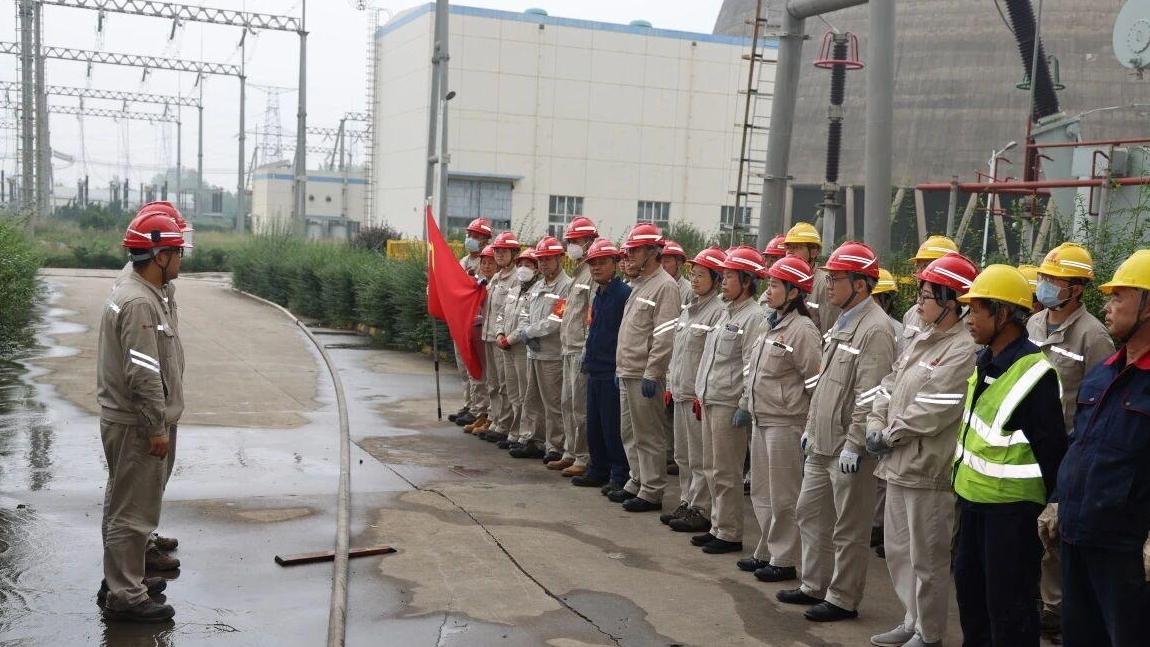 攻堅克難敷設電纜 筑牢民生供熱“生命線”