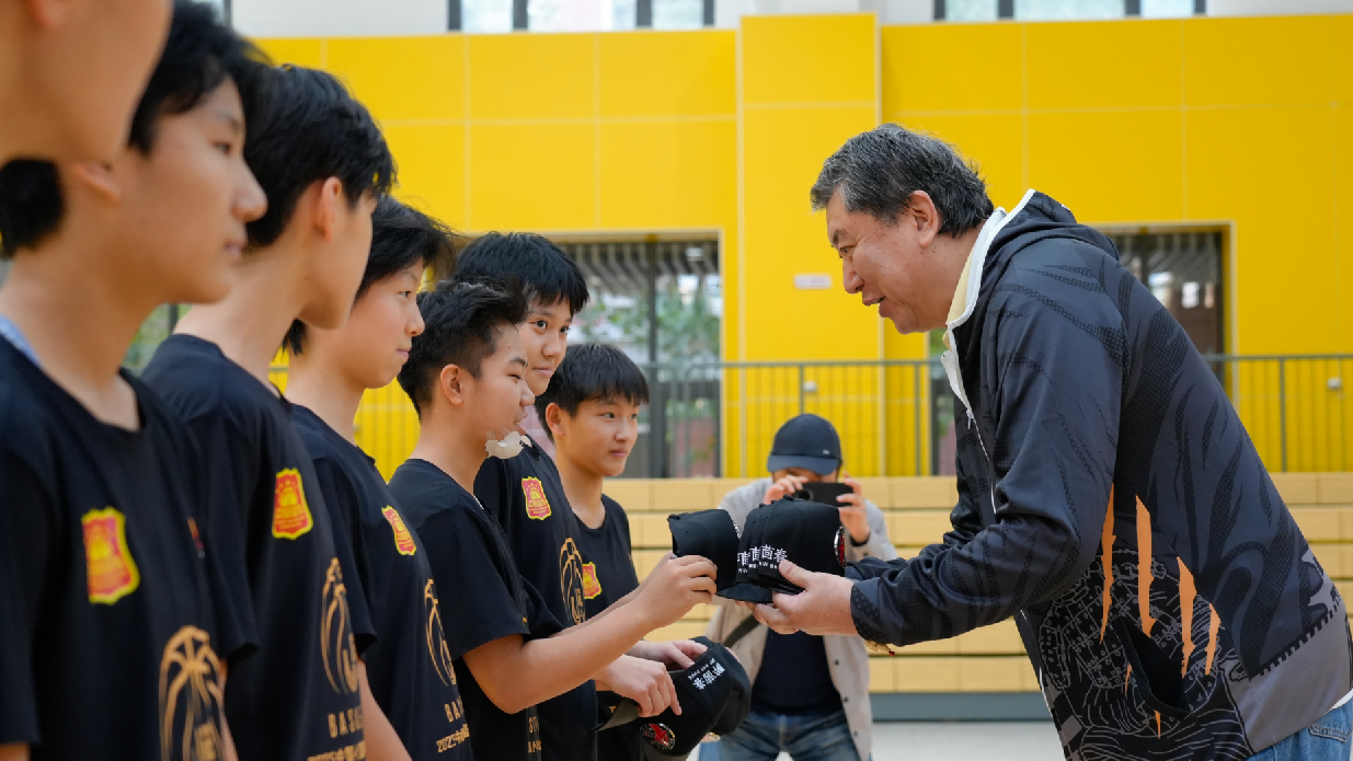 省篮协贺铁一陆港女篮载誉而归，赴校共话陕西少年篮球梦