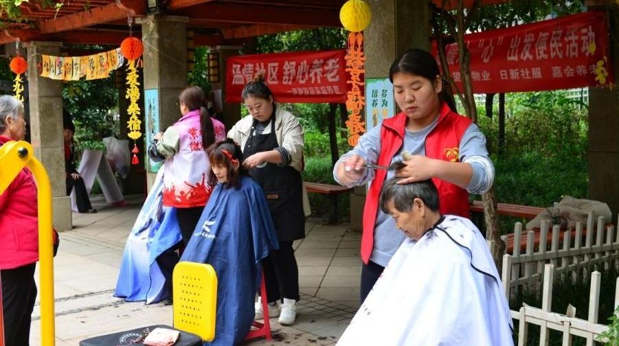 社区奏响重阳敬老“三重奏”，多维服务点亮长者幸福生活