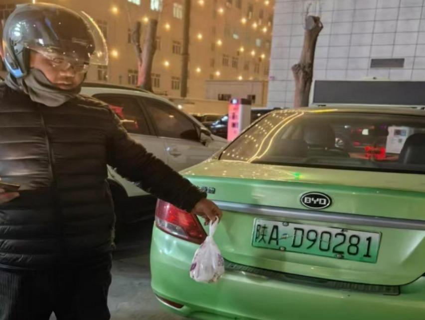 乘客物品落车上 的哥暖心送还