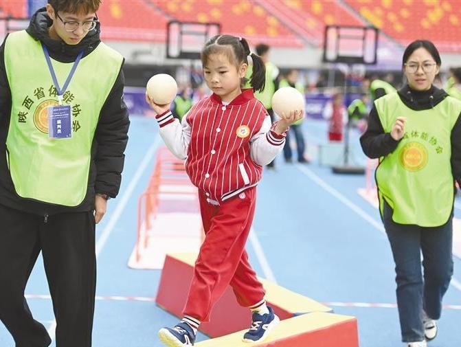 老少齐上阵 赛场欢乐多