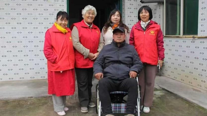 棉衣轮椅暖重阳，志愿者深山送温情