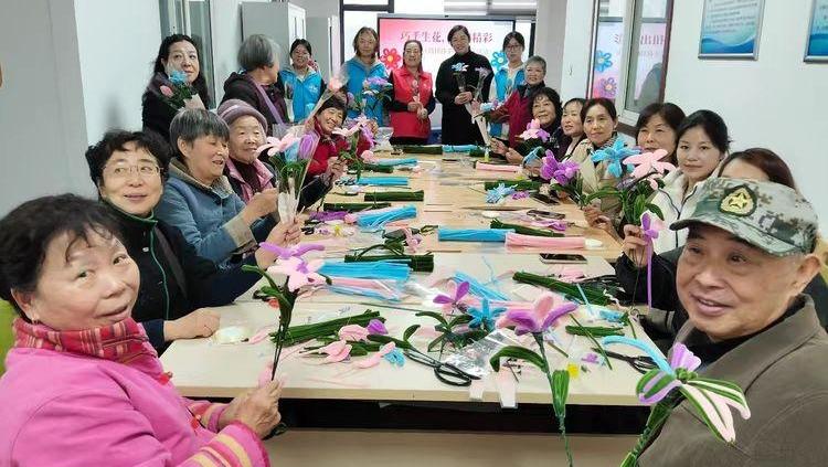  “扭”出创意 “花”添温情 手工活动迎重阳节