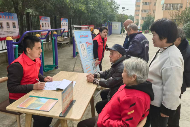 “移动办公桌”暖了小区居民心