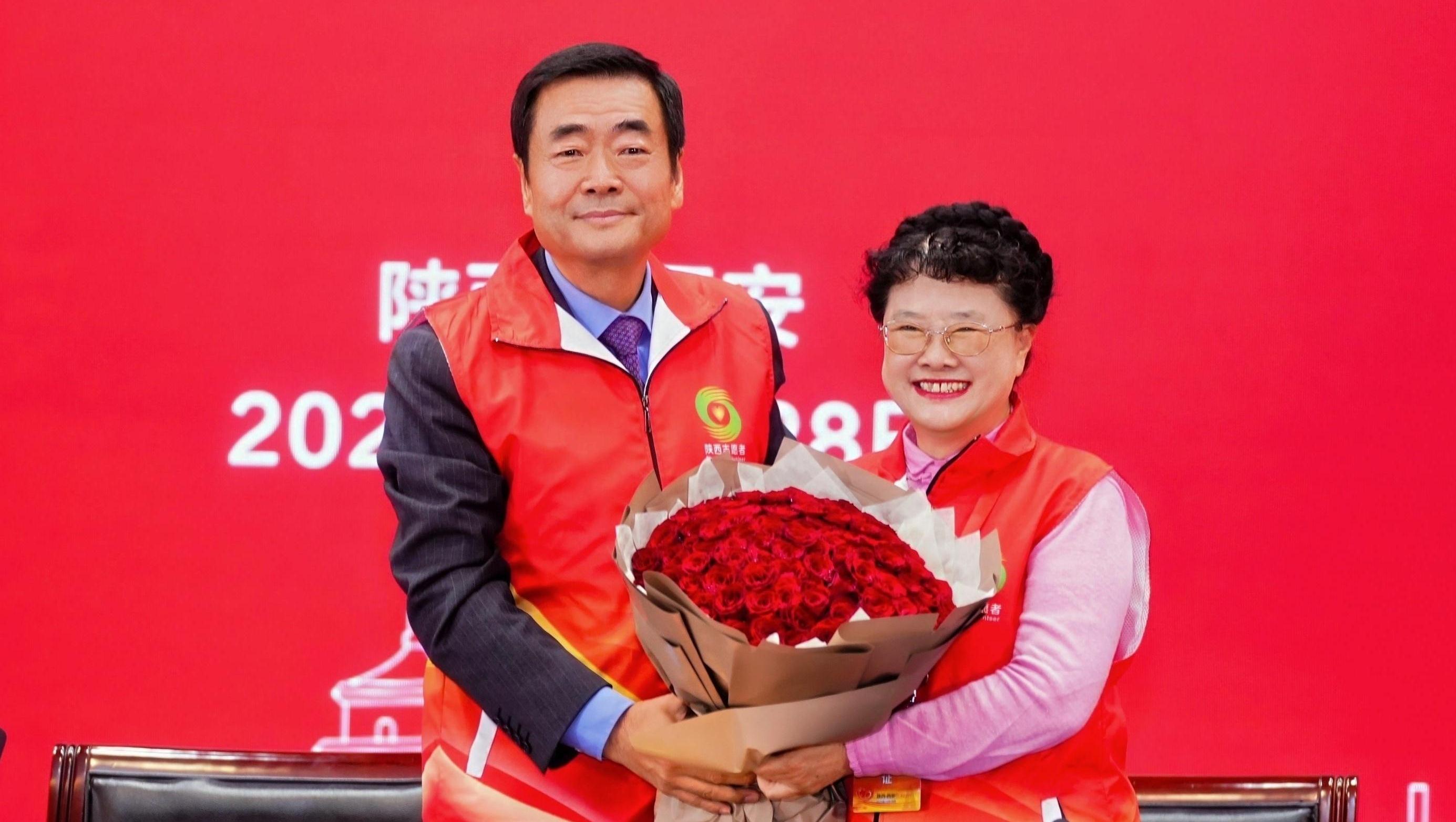 99朵玫瑰，致敬志愿路上的“你”