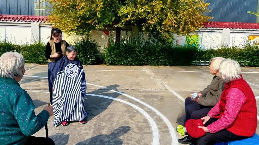 聚邻里 情暖重阳树新风