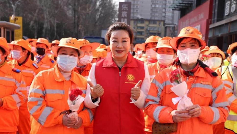 志愿者韩玲：一件红马甲 一生志愿情