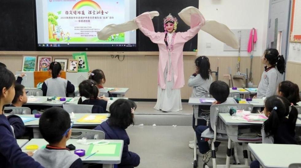 “我的棉絮画要送爸妈！”非遗进校园 课堂秒变“体验馆”