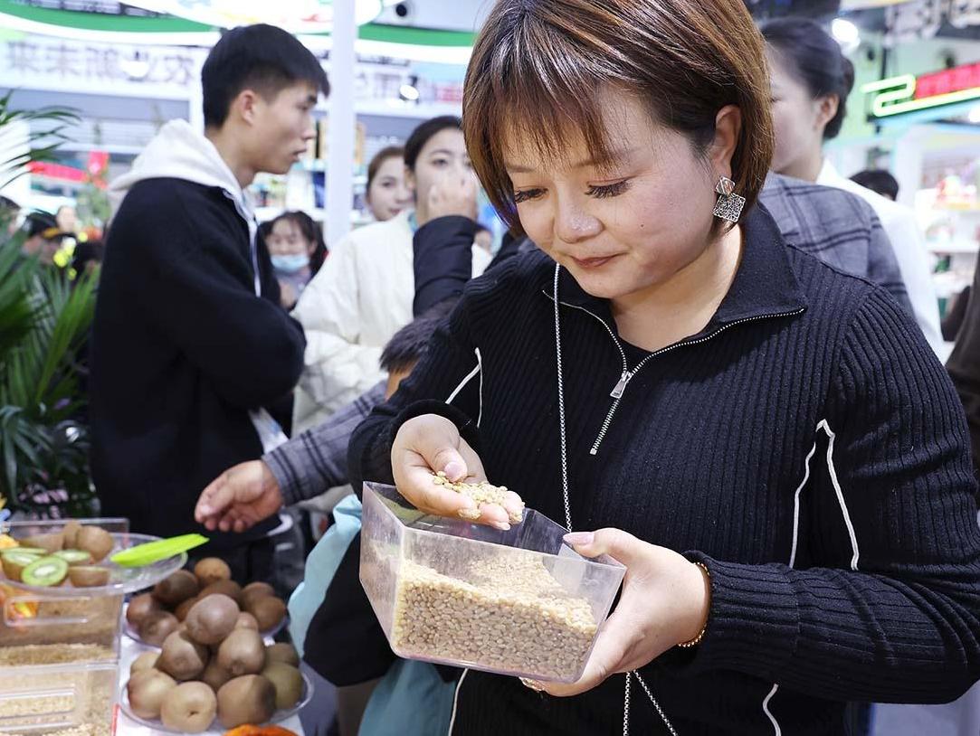 农高会搭台 新农人掌勺 新农人用“新农具”闯出新天地