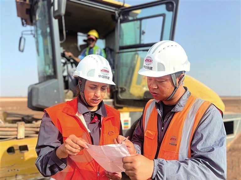 在摩洛哥工程师尼阿玛看来：这不仅是一条高铁，还是一座友谊的“桥梁”