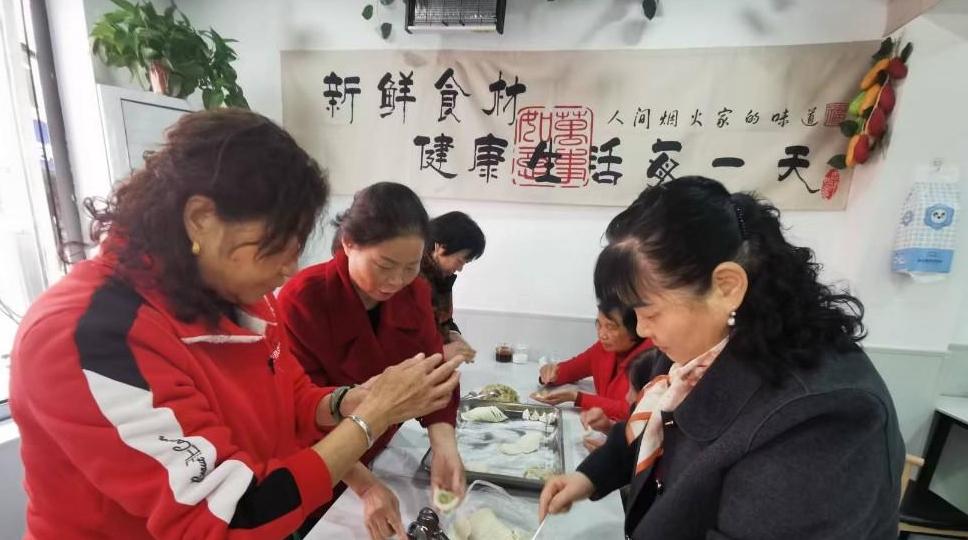 多元重阳活动  “点亮”老人温馨生活