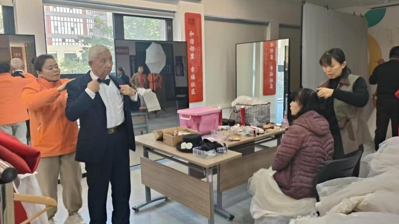 重阳佳节“杏园欢” 巧手包出邻里情