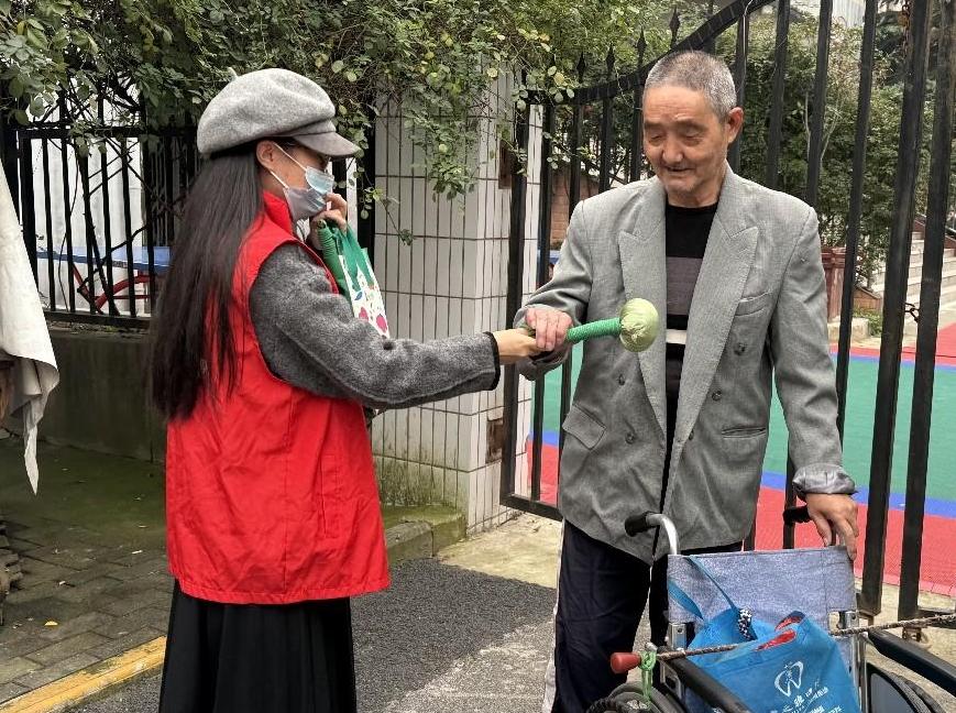 丈八东路社区开展“九九话安康·巧手制药锤”重阳节中药养生锤DIY活动