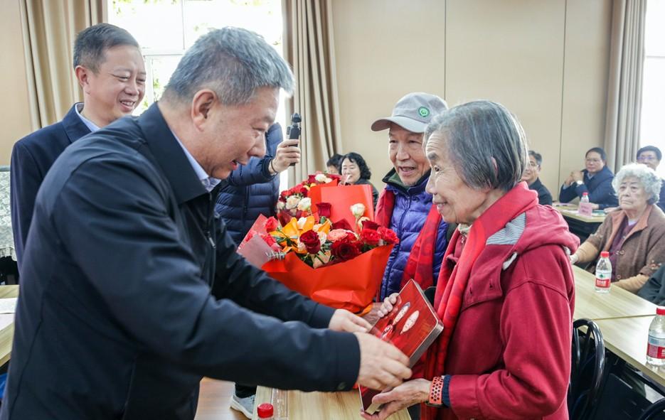 西安科技大学为80周岁离退休教职工举行集体祝寿暨金婚祝福活动