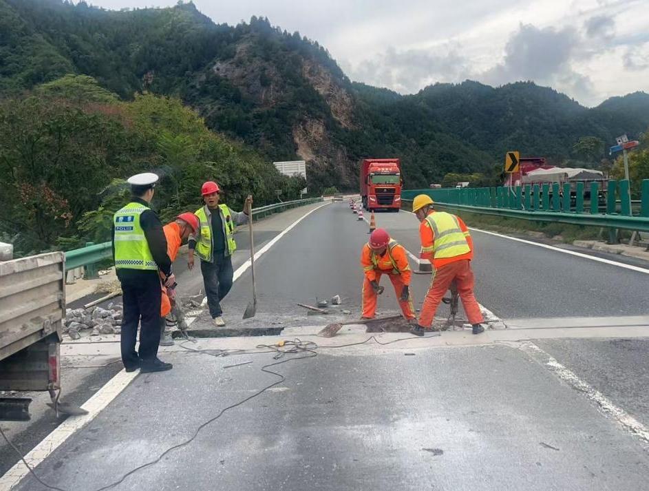 西安高速交警多措保障施工区域通行安全