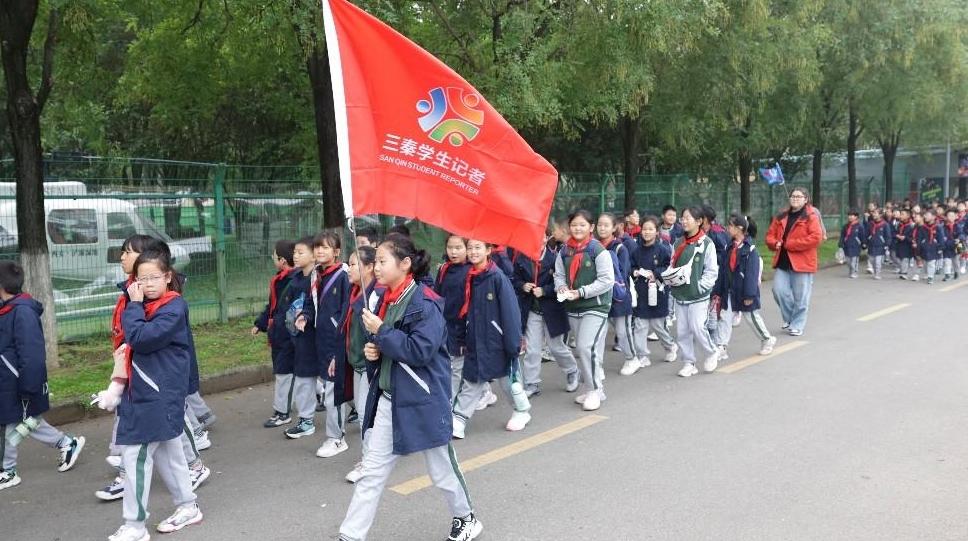 百名“三秦学生记者”奇趣物理界探秘：在行走的课堂里触摸科学心跳