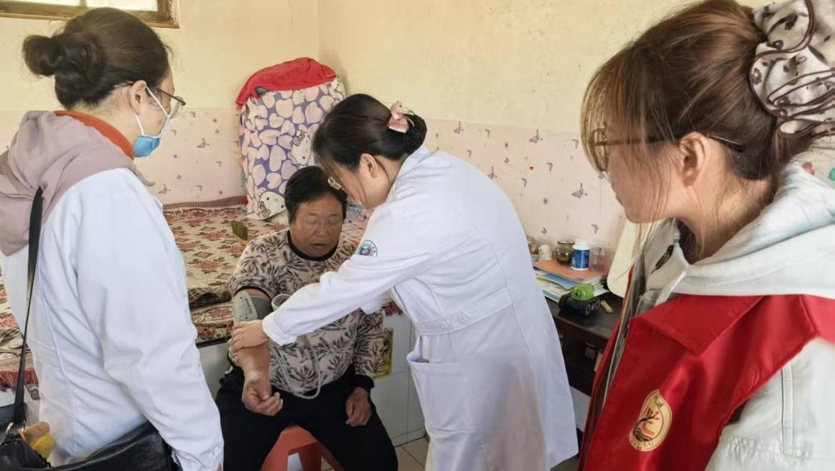 今年重阳暖意浓！靖边红柳路社区把健康和关爱送到老人家门口