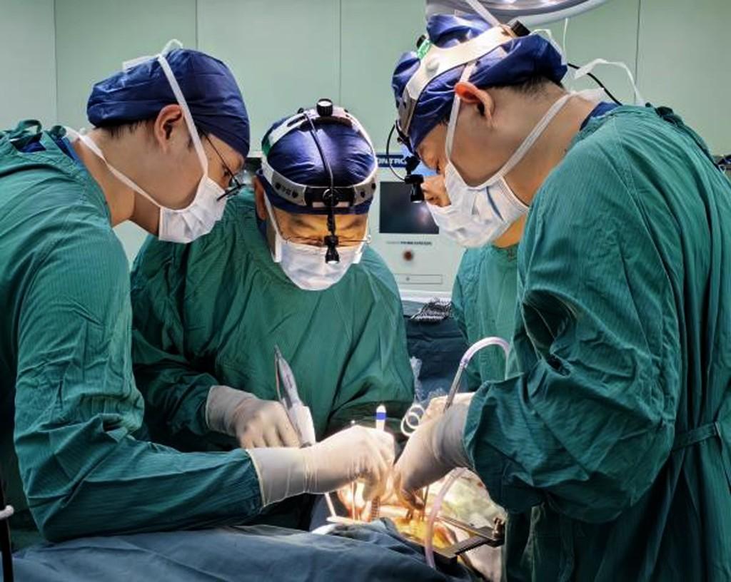 “修心换肺”创生命奇迹——交大一附院完成首例微创主动脉瓣置换+肺移植同期手术