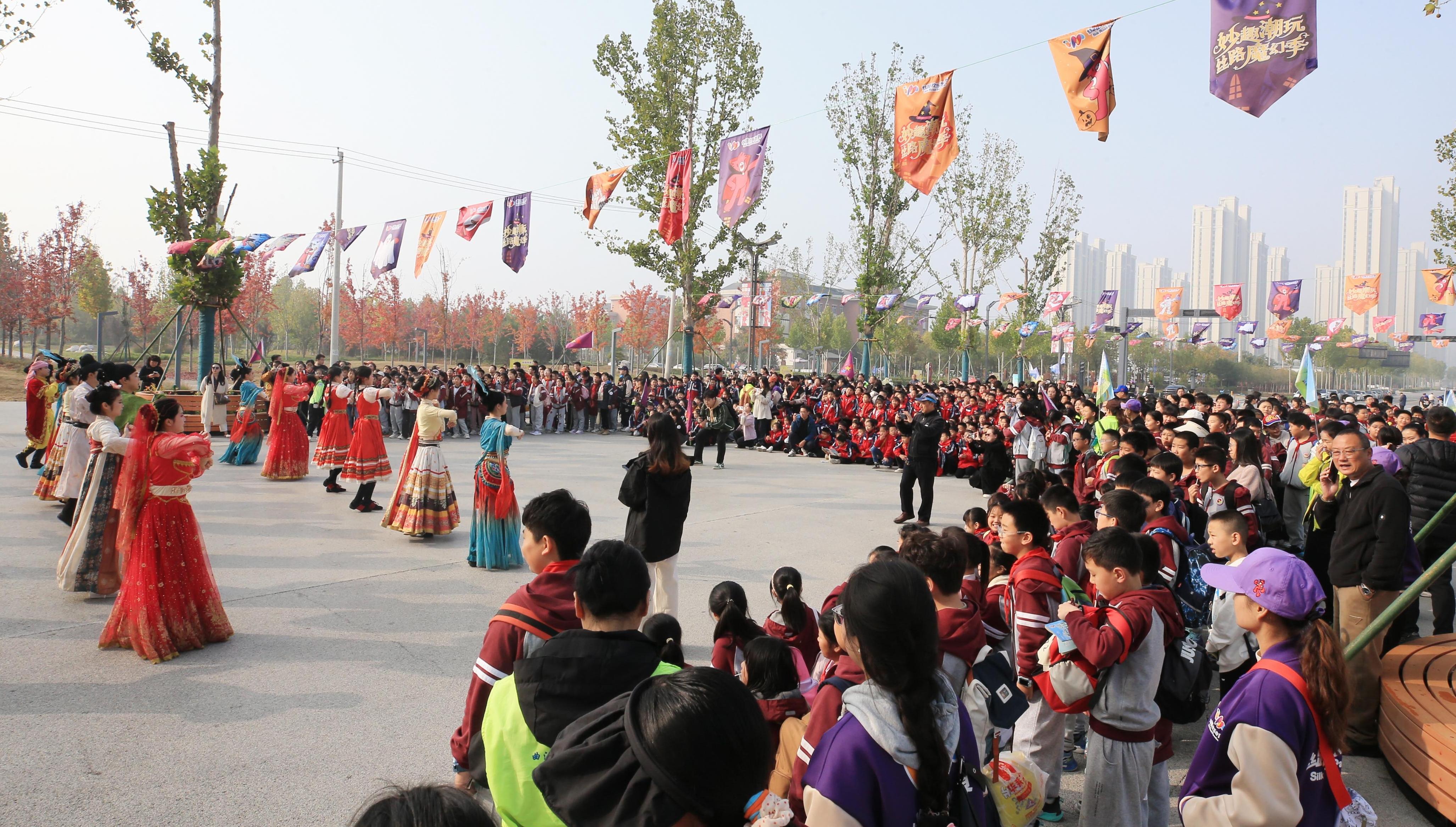 行走的“丝路课堂”西安西港花园学校“三秦学生记者”在丝路欢乐世界感受文化自信