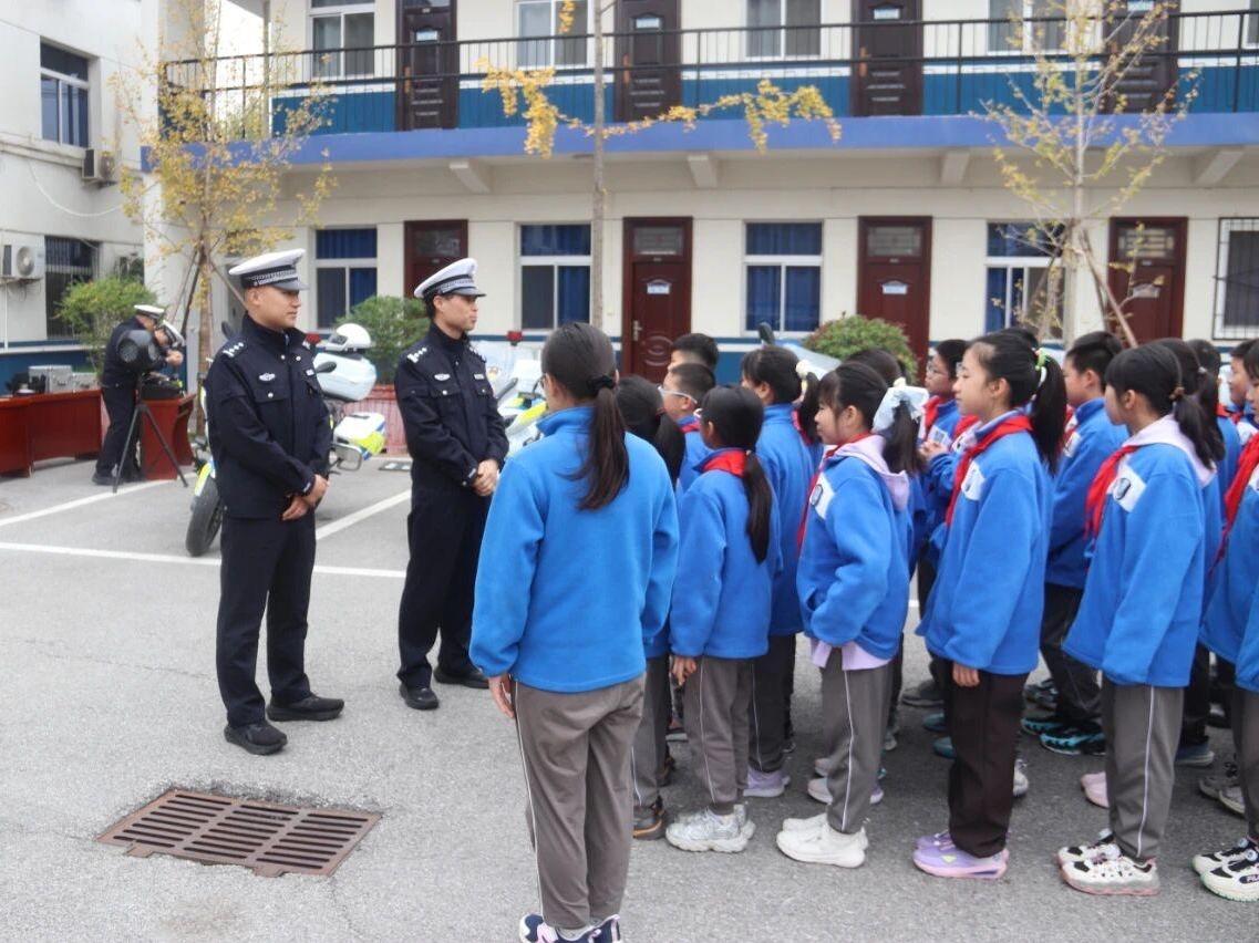 阎良交警：萌娃进警营安全伴我行