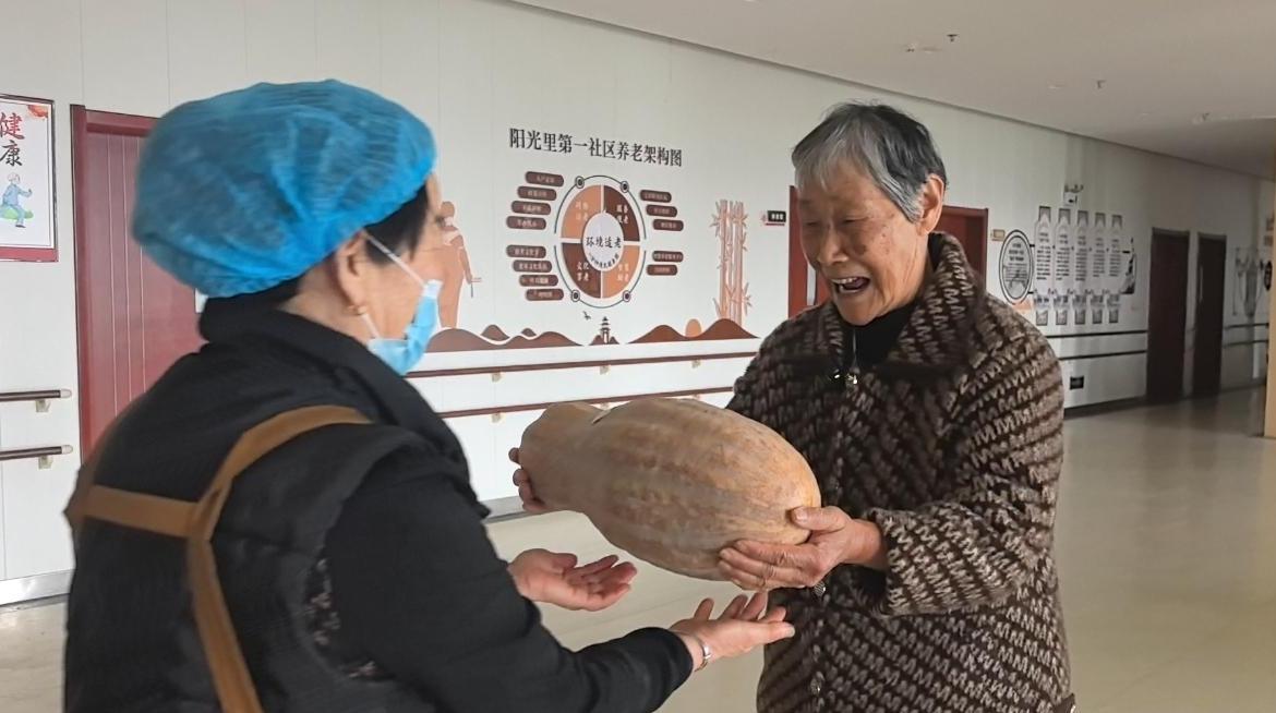 没有员工的互助食堂：低龄老人掌勺，高龄老人用餐