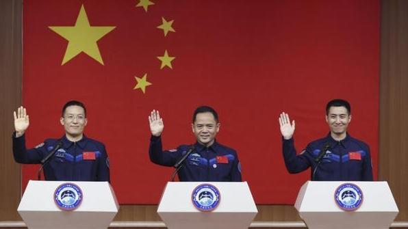 Crew members ready for Shenzhou XXI mission
