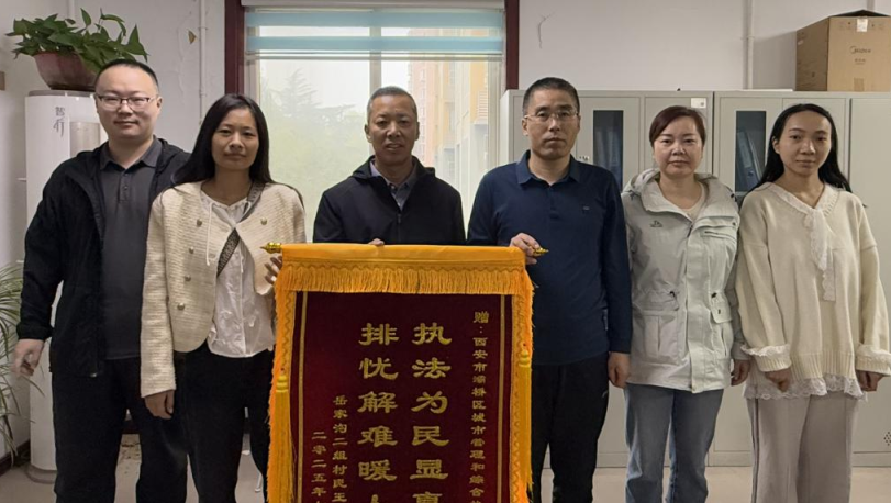 雨中撑伞、排险解困……西安城管这些瞬间，让平凡日子闪着光