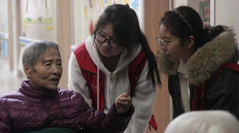 志愿者走进护理院：文艺演出点亮老人幸福时光