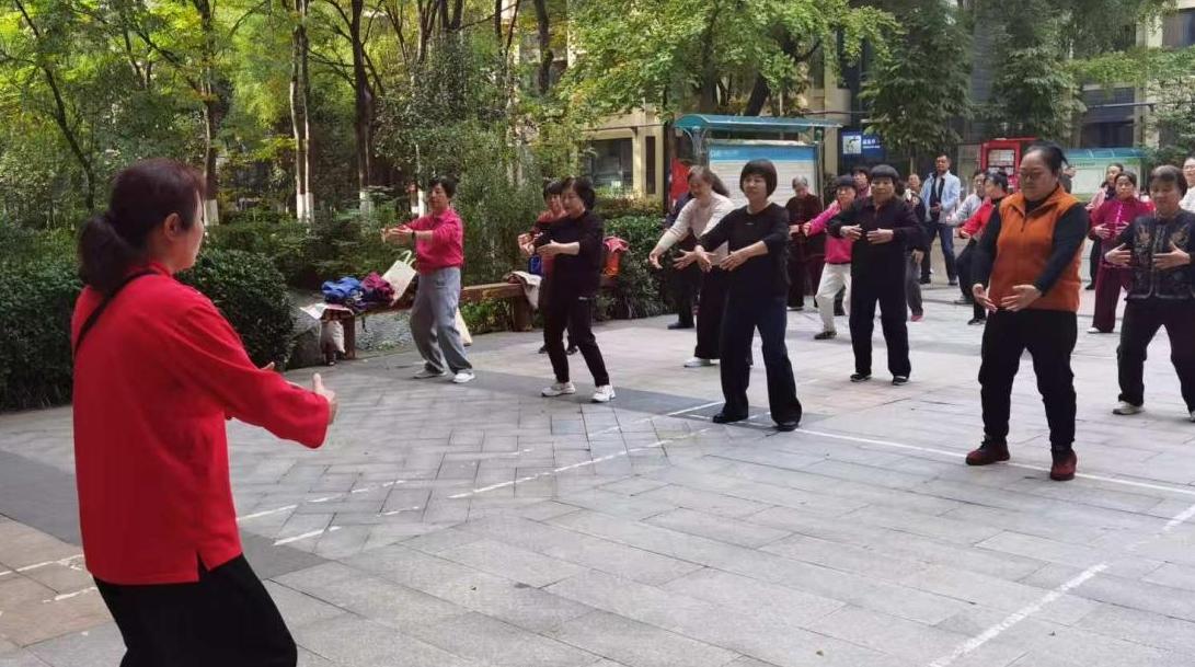 香克林社区老年大学八段锦班温情开课
