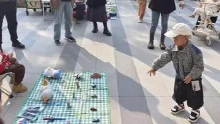 童趣“摊”淘乐趣 邻里“换”享温情