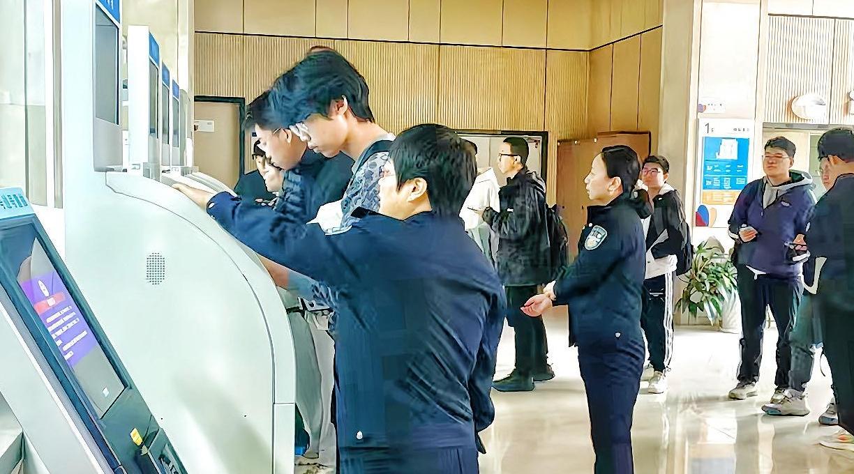 公安鄠邑分局“连心警务”暖心护航 百名学子研学路畅通无阻