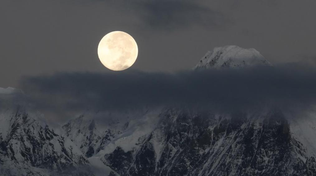 今年“个头”最大的“超级月亮”即将“上线”