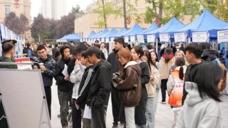 西安经开区“送岗上门” 促成128份就业意向