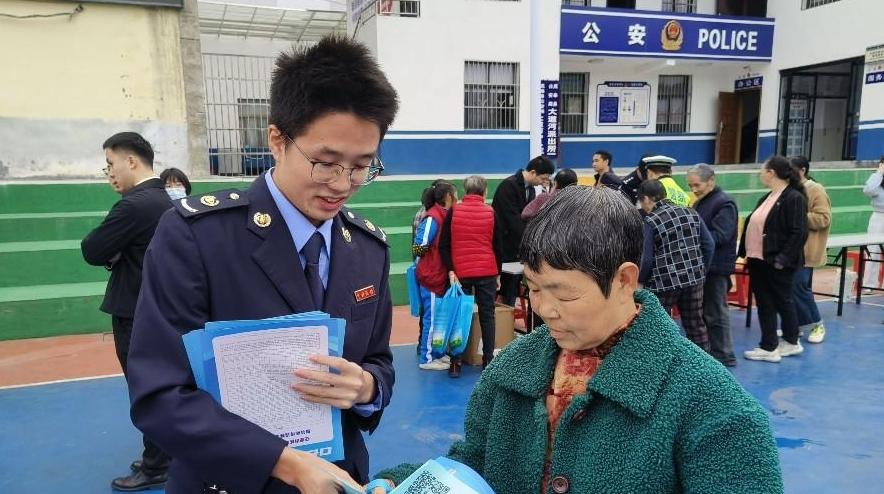 岚皋税务医保联合开展医保政策宣讲活动