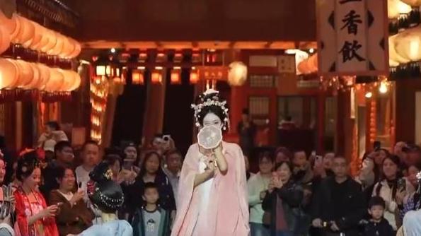 绾青丝着唐装、走进书中美景……传统文化生动“破圈”撬动消费澎湃活力