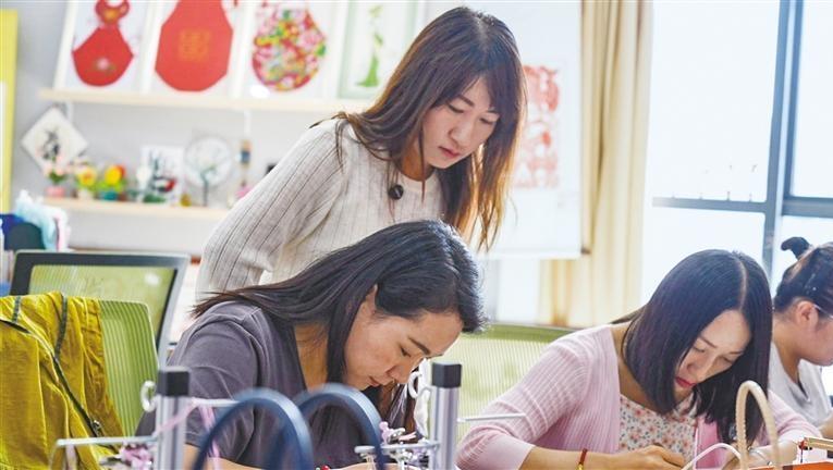 在贝壳光影中“拼”出新生