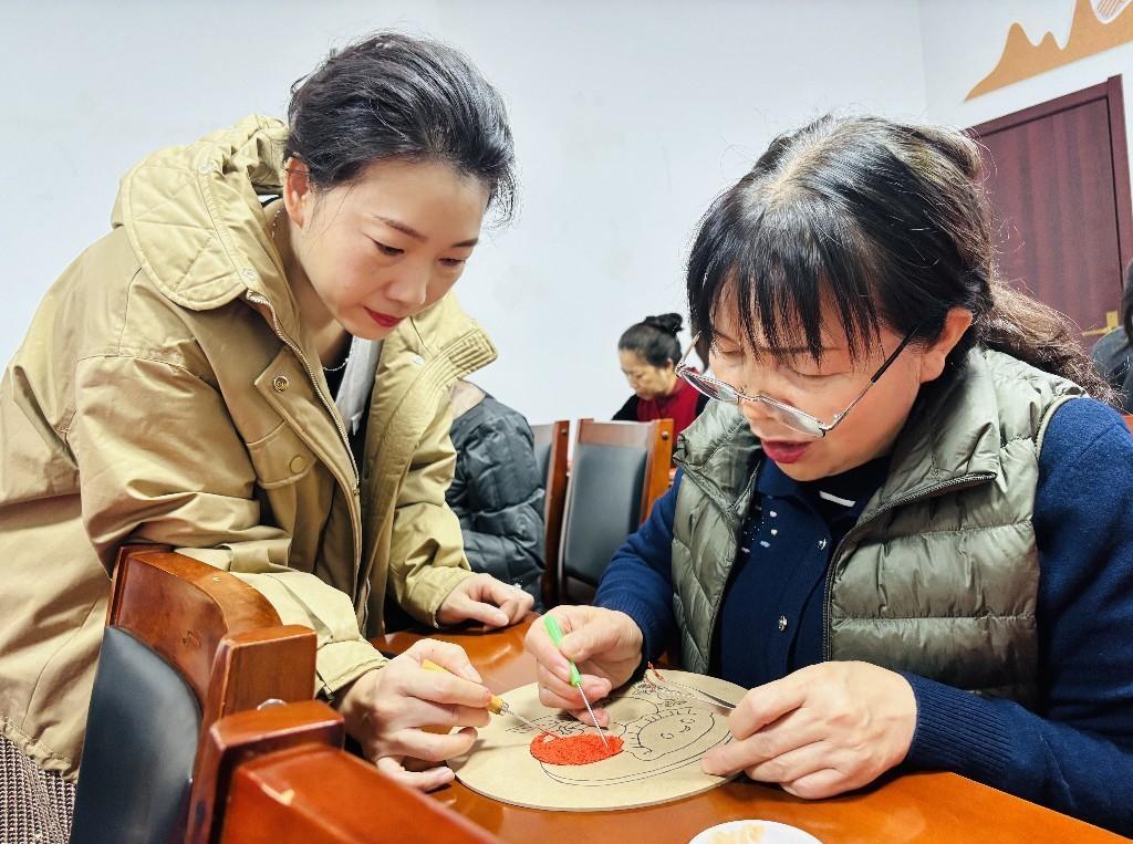 紙漿畫里迎立冬，指尖流淌節氣韻