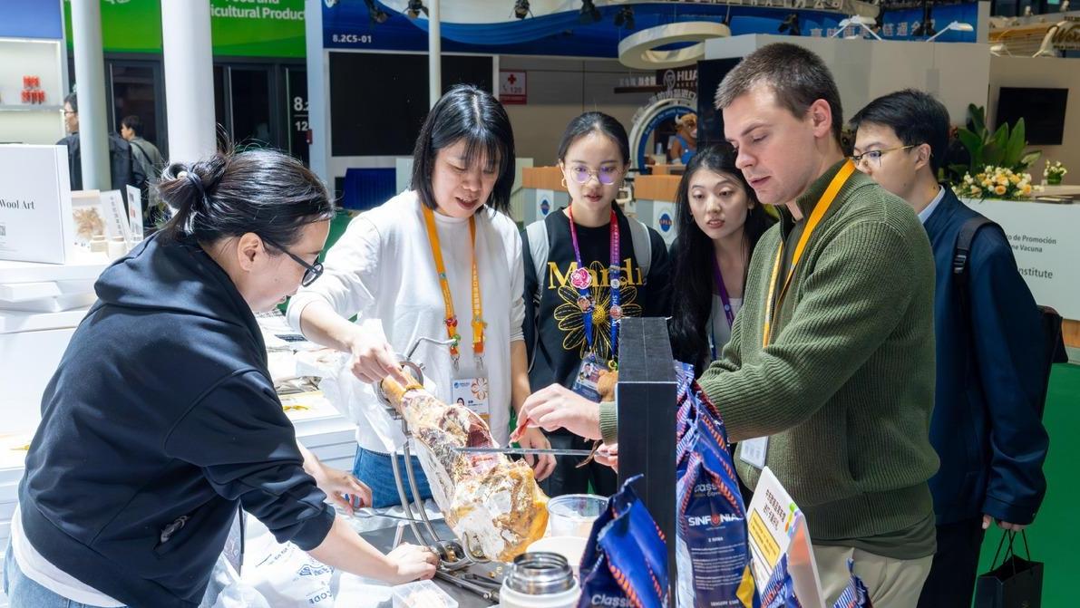 【中国那些事儿】以开放之姿汇合作洪流：外国高管将进博会称为“加速器”