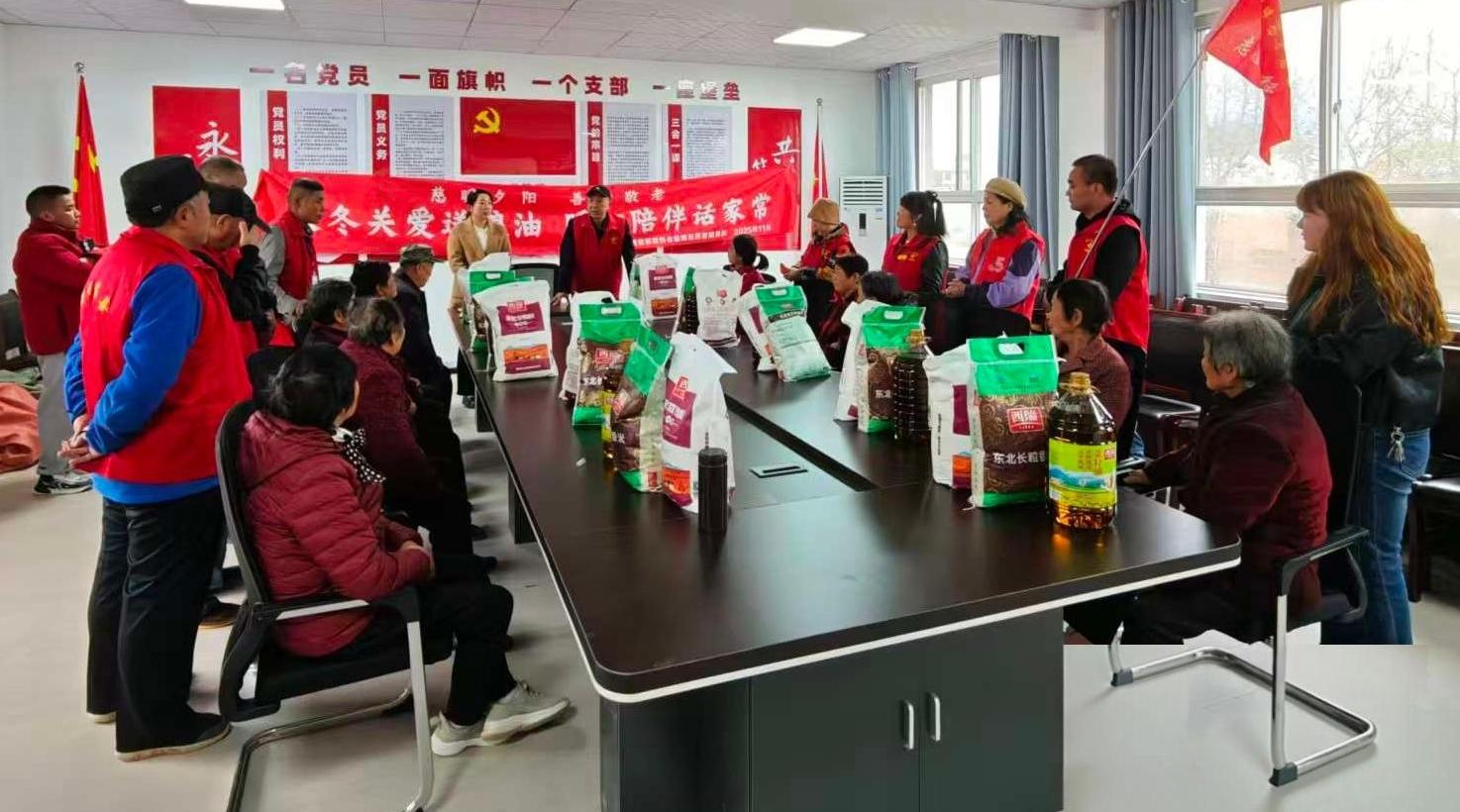 寒冬送糧油暖人心，志愿陪伴話家常
