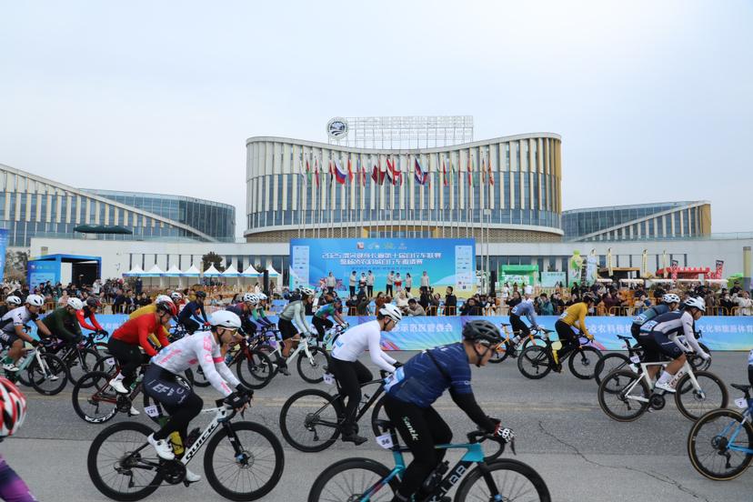 “破風競技”  2025楊凌農科城自行車邀請賽鳴槍開賽
