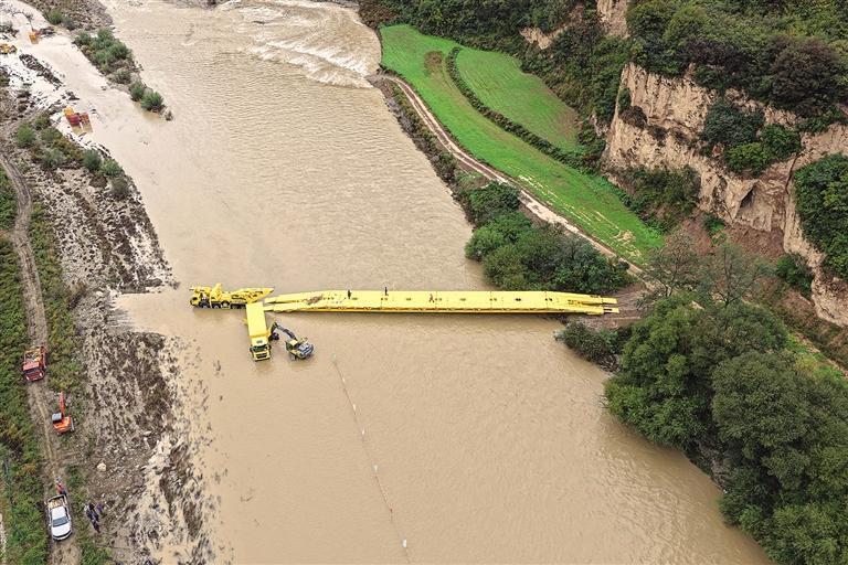 6小时架通，51米机械桥跨越嘉陵江