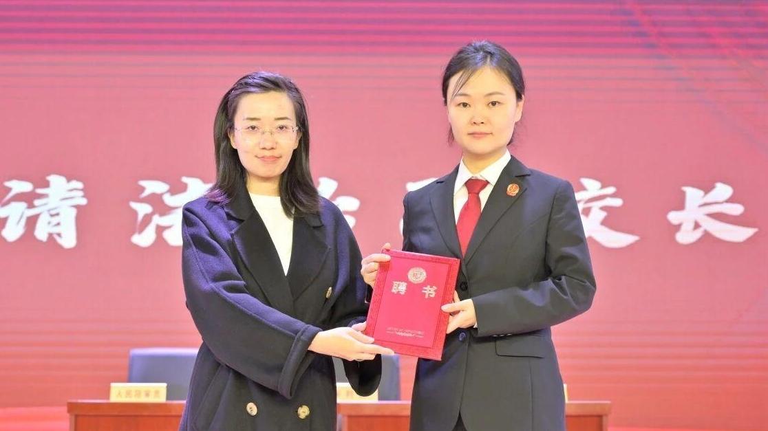 参与模拟法庭 上一堂法治课