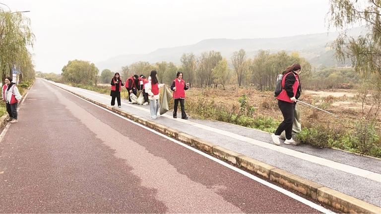 净滩护水 青春同行