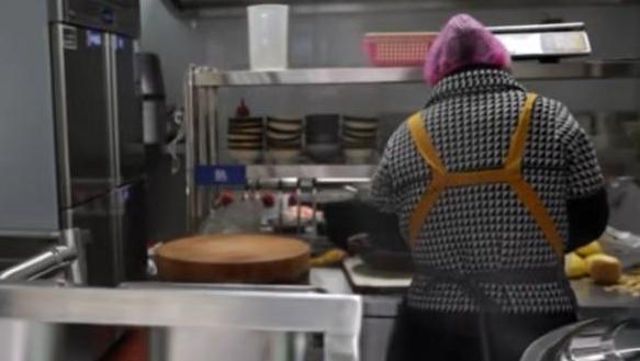 告别“买菜远、做饭累、吃饭贵”西安社区“饭菜一体”烟火气里暖民生